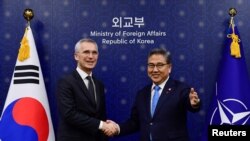 北约秘书长延斯·斯托尔滕贝格(Jens Stoltenberg)2023年1月30日在首尔与韩国外长朴振会面。(路透社)