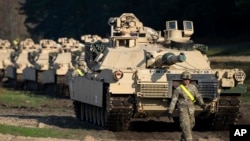 资料照片：来自德克萨斯州胡德堡的美国陆军第一师第九团第一装甲营的军人和艾布拉姆斯主战坦克抵达立陶宛首都维尔纽斯以北约50公里的帕布拉德火车站。(2019年10月21日)