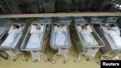 资料照:中国安徽合肥的一所医院里的新生儿。