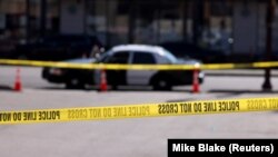 一辆警车停在加州蒙市枪击案现场。(2023年1月22日)