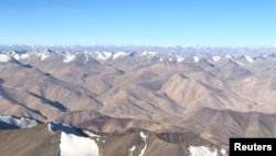 资料照：从一家民航客机上俯瞰印度拉达克地区的山脉。（2020年9月14日）