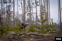 2023年1月21日,一名乌军士兵在乌东顿巴斯地区训练,这里距离前线足够接近,可以听到爆炸声。(美国之音博夏特拍摄)