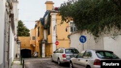 在被移除或改换位置之前,位于里斯本的中国驻葡萄牙大使馆的一个摄像头曾经对着使馆外面的街区。(2022年12月21日)