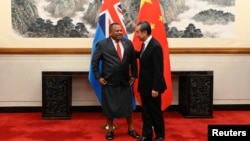 资料照:时任中国外长王毅在北京钓鱼台国宾馆接待到访的斐济外长伊尼亚·塞鲁伊拉图(2019年6月11日)