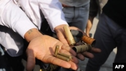 缅甸曼德勒市的一名抗议者展示保安部队向抗议集会人群开枪射击的子弹弹壳。(2021年2月26日)