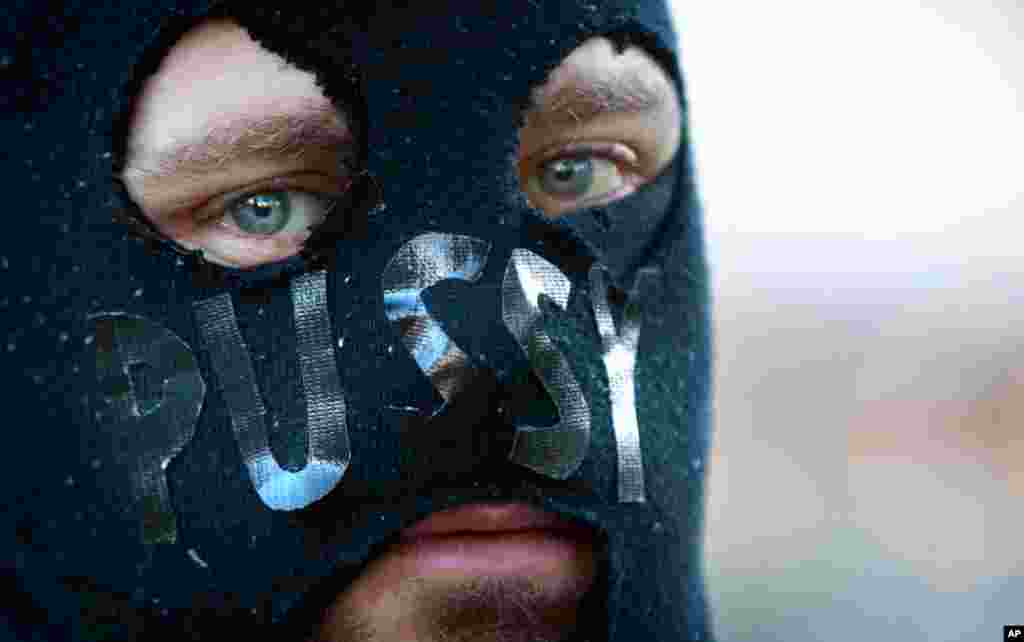 Một người đàn ông tham gia cuộc mít tinh ủng hộ ban Pussy Riot ở Sydney, Australia