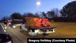 运送首批救援物资的车队星期六突破封锁,从南部巴西边境进入委内瑞拉。