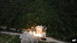 中共官媒新华社发布的照片显示解放军东部战区火箭军在大规模绕台军演中进行远程导弹实弹演习。(2022年8月4日)