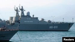 Chiến hạm Leopard Đinh Tiên Hoàng neo đậu tại căn cứ hải quân Cam Ranh, 2/1/2013.