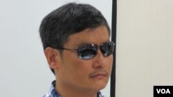 中国盲人维权人士 陈光诚 (美国之音张永泰拍摄)