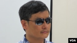 中国盲人维权人士 陈光诚 (美国之音张永泰拍摄)