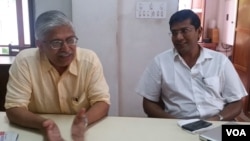 戴维迪普(右)及他的同事畅谈印度人眼中的中国。(美国之音朱诺拍摄)