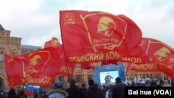 俄共支持普京的乌克兰政策。吞并克里米亚后,3月18日莫斯科红场庆祝集会上的共产党支持者。(美国之音白桦拍摄)