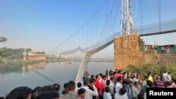 印度西部古吉拉特邦马丘河上一座吊桥2022年10月30日发生坍塌事故。(路透社)