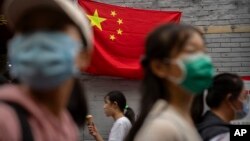 中国国庆日假期里北京一条旅游胡同里的游人。(2022年10月1日)