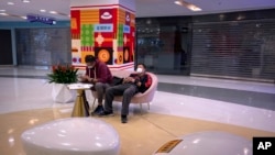 北京一家商场内空荡荡的的大厅和关门的商店。(2022年10月12日)