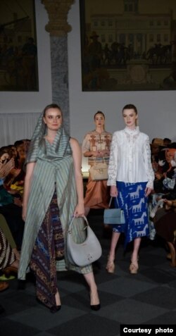 Berbagai rancangan tas Dewi Maya dan busana koleksi Ananta Kanapi.