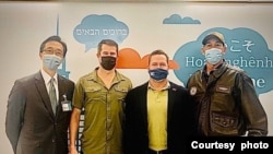 美国国会众议院跨党派议员2022年10月11日抵达台湾，展开为期3天访问。左起为台湾外交部北美司司长徐佑典、民主党联邦众议员莫尔顿、共和党联邦众议员华尔兹，及民主党联邦众议员卡赫勒。（照片来源：台湾外交部）