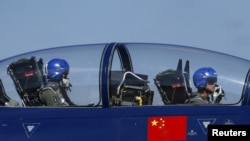 资料照:中国空军J-10战斗机飞行员。