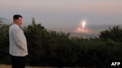 朝中社公布的照片显示朝鲜领导人金正恩正在观察朝鲜一次导弹发射（2022年10月10日）