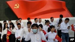 北京的中国共产党历史展览馆内一群年轻人准备在中共党旗下拍照。(2022年10月12日)