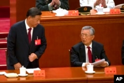 中共领导人习近平和前领导人胡锦涛在北京人大会堂出席中共二十大开幕式。（2022年10月16日）