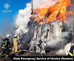 乌克兰消防队员正在扑灭俄军导弹袭击乌克兰日托米尔供电系统引发的大火。(2022年10月18日)
