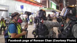 陈朗升在2019年采访反修例社会运动期间，在前线面对警察 (图片来源：陈朗升个人脸书网站)