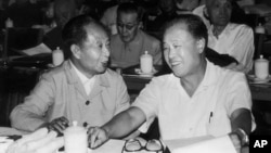 资料照:中共前领导人胡耀邦(左)和赵紫阳在中共全国代表大会上。(1982年9月9日)