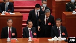 2022年10月22日,在北京人民大会堂举行的中共二十大闭幕式上,前中共总书记胡锦涛被警卫扶着离席。