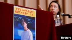 日本记者久保田徹2022年7月30日被缅甸逮捕后他的友人举行记者会为他争取自由。(路透社2022年8月3日)