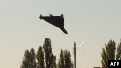 2022年10月17日,一架无人机在乌克兰首都基辅上空准备实施攻击。