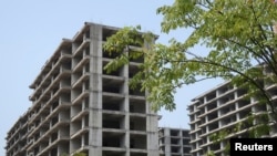 中国房地产企业佳登宝公司在广西桂林的一处没有完工的住宅楼建筑工地。（2022年9月17日）