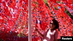 资料照:台湾桃园一个公园里悬挂起无数面台湾旗帜庆祝中华民国国庆双十节。(2022年10月5日)