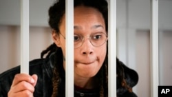 资料照:美国篮球明星布里特尼·格里纳(Brittney Griner)在莫斯科郊外的一座监狱里与其律师交谈。(2022年7月26日)