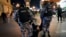 防暴警察在莫斯科街头拘捕一名抗议普京动员令的示威者。（2022年9月21日）