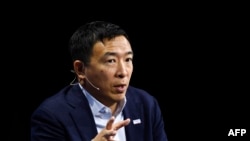 资料照片:前民主党总统参选人,美国“前进党”创始人杨安泽2021年10月20日在美国加州一场会议上发言。(法新社照片)