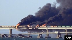 克里米亚大桥被炸后升起的浓烟。（2022年10月8日）