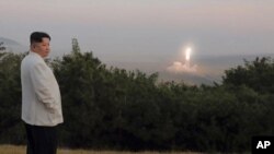 Lãnh đạo Triều Tiên Kim Jong Un thị sát một vụ phóng thử tên lửa