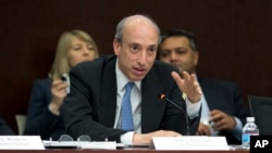 资料照片:时任美国商品期货交易委员会主席的加里·詹斯勒在一次会议上讲话。(2013年4月30日)