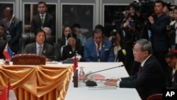 在老挝万象举行的第27届东盟-中国峰会期间,中国国务院总理李强(右)致开幕词,菲律宾总统小费迪南德·马科斯(前左)在一旁聆听。(2024年10月10日)