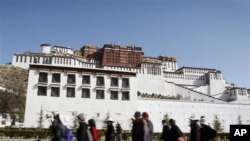 西藏民众走过拉萨布达拉宫前的广场 (资料照片)