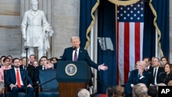 美国总统特朗普在华盛顿美国国会大厦圆形大厅举行的就职典礼上发表讲话。(2025年1月20日)