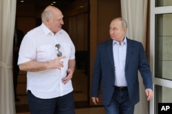 资料照片：2023年6月9日，俄罗斯总统普京（右）和白俄罗斯总统卢卡申科在俄罗斯度假城市索契会面。（美联社）