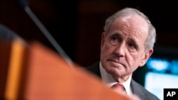 2022年3月2日,美国国会参议院外交事务委员会资深成员吉姆·里施(Jim Risch)在国会山的一场关于乌克兰局势的记者会上。(美联社照片)