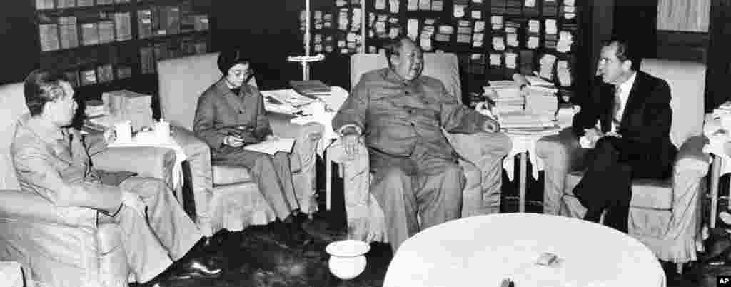 1972年2月21日,中共主席毛泽东在北京中南海会见美国总统尼克松,周恩来总理和翻译唐闻生在场。当时美国中情局向尼克松介绍中国政治格局和各派力量角逐,1972年2月21日的简报说:“总统尼克松访华欢迎仪式中,中国领导人的出场顺序显示周恩来总理的地位非常牢固”。 “与尼克松总统访问有关的仪式和活动中最引人注意的一点是中国领导人的出场规律。参加了机场欢迎、宴会和集体会见的两名政治局委员,李先念和叶剑英,是周恩来的亲密盟友。而与此相反,毛泽东的妻子江青,还有张春桥和姚文元则一次也没有现身。” “这三个激进人士已经沉寂了一段时间。六个星期以来,姚和江青只现身了一次,张则一次都没有出现。当然有可能是这些领导人在抵制尼克松总统访华,不过,既然毛泽东通过在尼克松刚到北京就与其会见的方式认可了这次访问,实在看不出他们的抵制会有多大收获。”