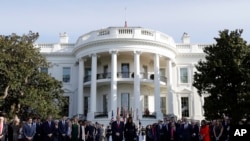 美国总统川普与第一夫人梅拉尼亚· 川普在白宫南草坪为16年前的911恐袭事件死难者举行默哀。(2017年9月11日)