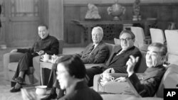 1973年11月11日,中国总理周恩来和美国国务卿基辛格(中)、美国驻华联络处主任戴维•布鲁斯(中间沙发上左起第一人)在正式会谈前交谈