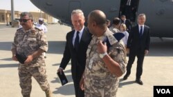 Menhan AS Jim Mattis (tengah) ketika tiba di Pangkalan Udara Al Udeid, Qatar hari Kamis (28/9).