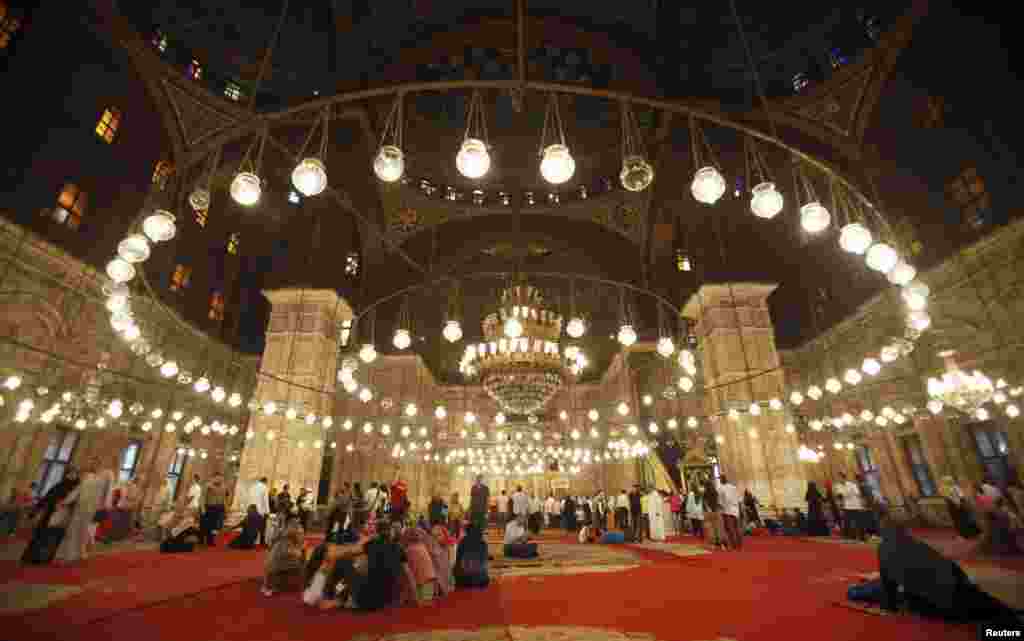 Người Ai Cập tạm nghỉ ngơi sau khi cử hành lễ Eid al-Fitr tại ngôi đền Mohamed Ali Pasha trong khu phố cổ của Cairo.